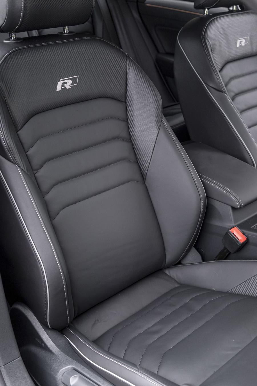 Детали интерьера Volkswagen Arteon 4Motion R-Line 2017 года  (UK) (фото 26 из 41)